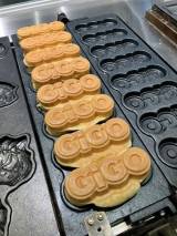 �ΏۓX�܂Ŕ̔�����Ă���GiGO�̃��S�Ă��i�摜�񋟁F�������GENDA GiGO Entertainment�j 