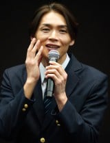 純烈　白川裕二郎　５部 純烈・白川裕二郎、歯痛で右頬を腫らし登場「このあと病院に
