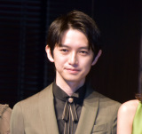 本郷奏多、引っ越しで新居公開 大きいソファ…段ボール荷解きは「開封