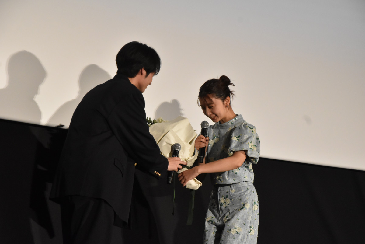 赤楚衛二、花束渡しながら“ありがとうございます” 贈られた上