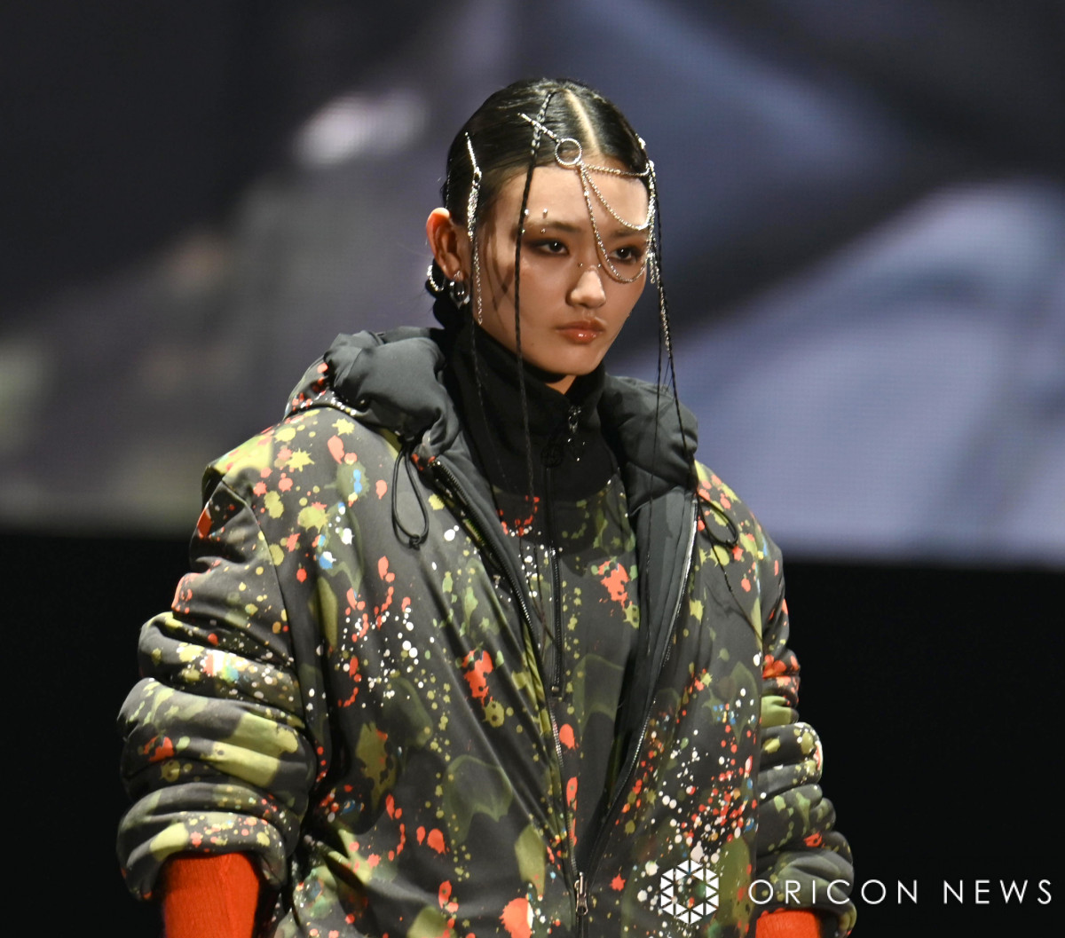 TGC】櫻坂46・山崎天、強め女神スタイルで登場 フェイスジュエリーにも