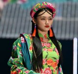 TGC】山下美月＆山崎天、ド派手衣装で観客釘付け 世界観あふれる