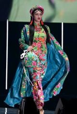 TGC】山下美月＆山崎天、ド派手衣装で観客釘付け 世界観あふれる