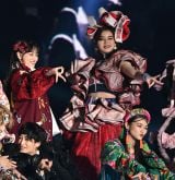 TGC】山下美月＆山崎天、ド派手衣装で観客釘付け 世界観あふれる