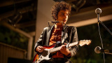 wȂҁ^A COMPLETE UNKNOWNxiJjʎʐ^iCj2025 Searchlight Pictures. All Rights Reserved. 