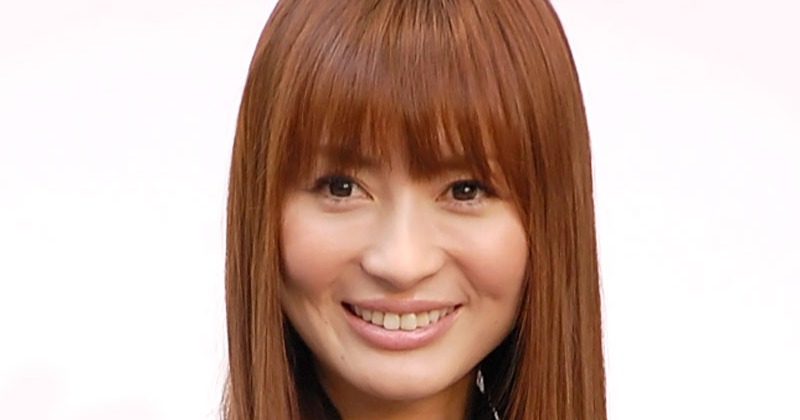 再婚の新山千春、年下夫とハネムーンで「ドバイ&アブダビ」へ プール楽しむ水着ショットなど思い出写真を大量投稿