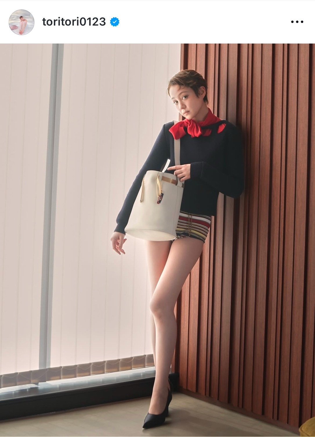 めちゃ攻めてますね」トリンドル玲奈、超ミニ“美脚”ルックで『プラダ