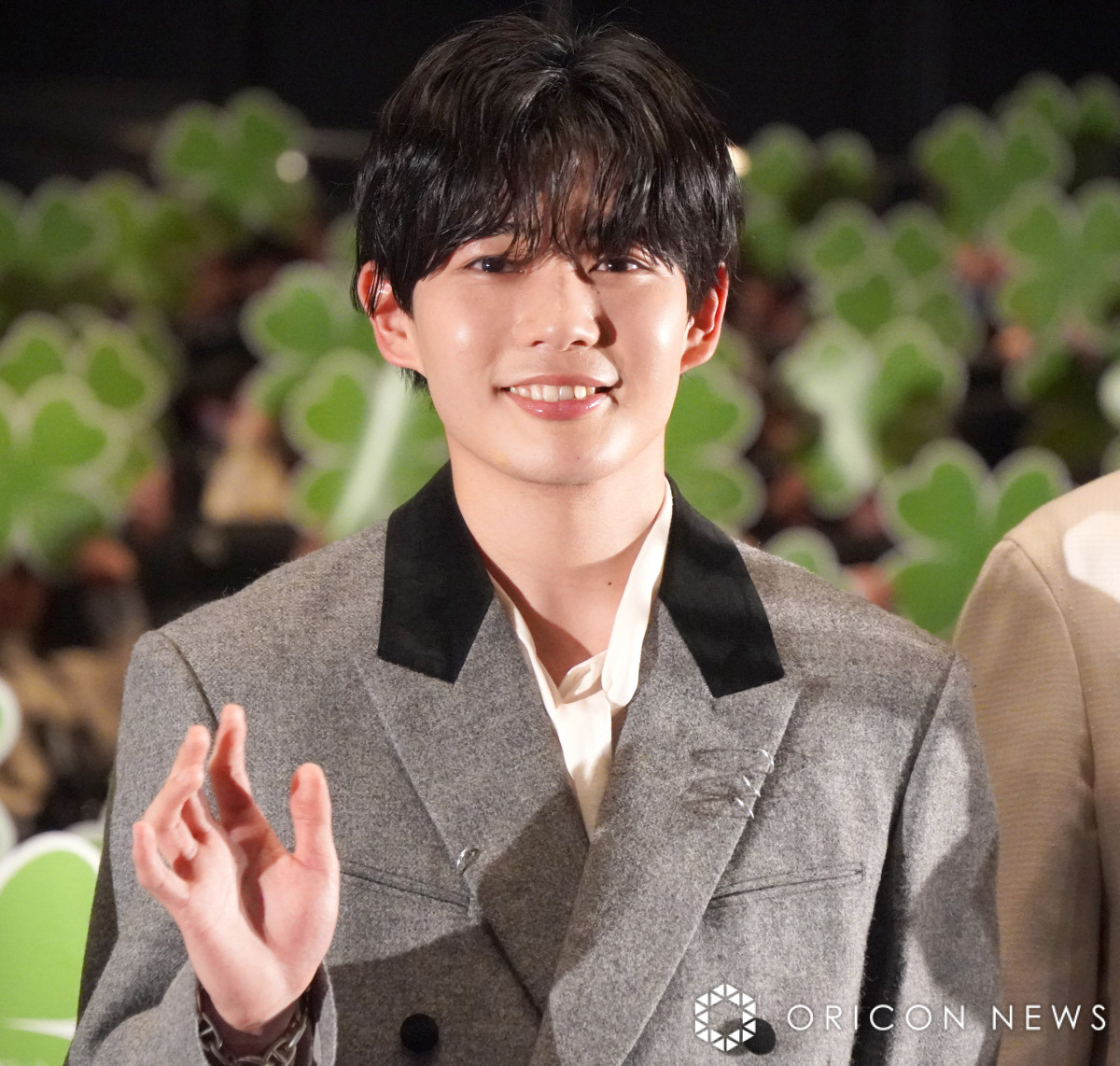 長尾謙杜、當真あみの気遣いに感動 スタッフ・キャスト全員に四葉の 