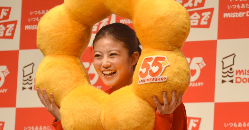 今田美桜、誕生日サプライズに笑顔爆発 特注ポン・デ・リングクッションとともにサービスショットも披露