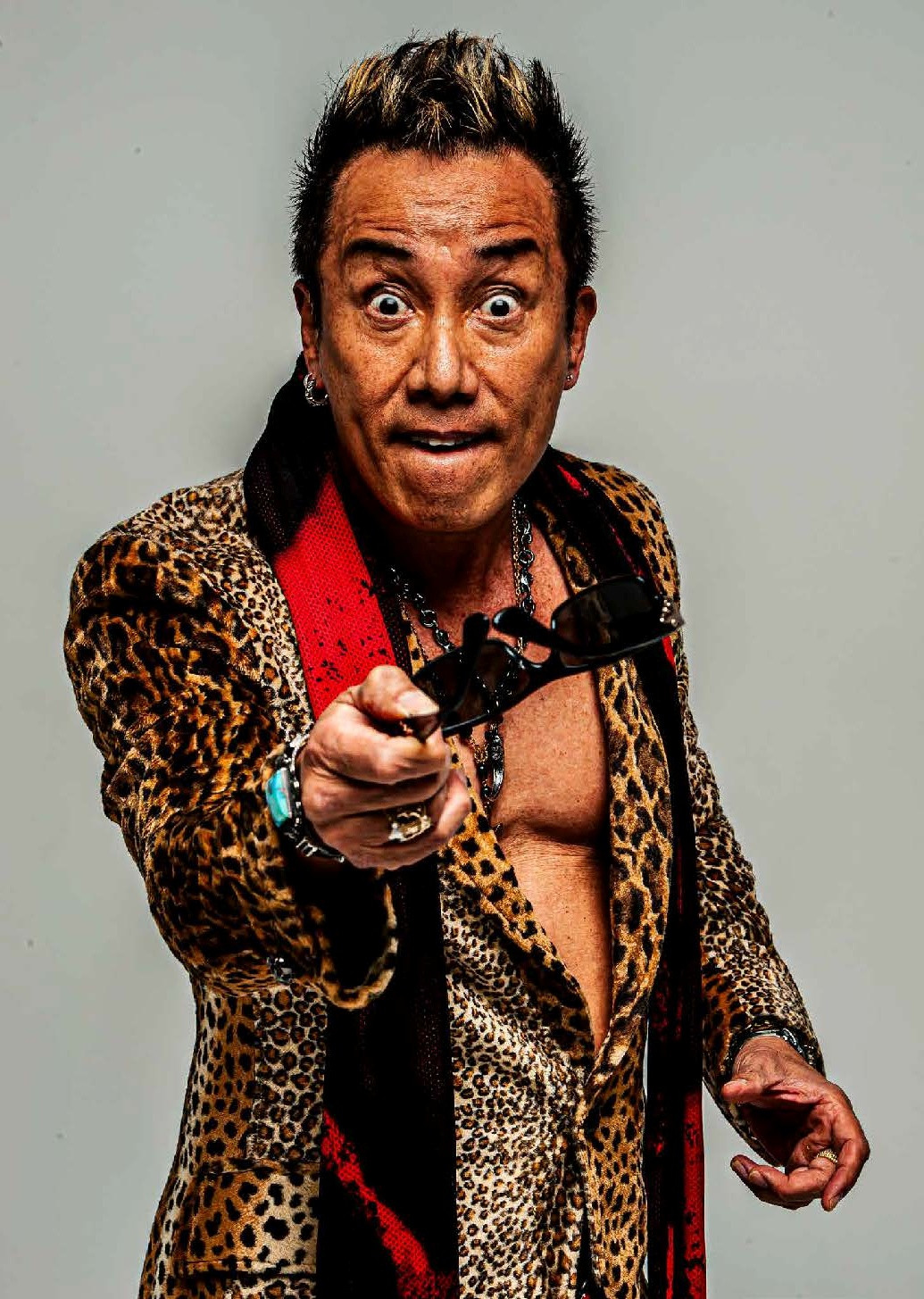 長渕剛、12年ぶり写真集発売 “モノクロの巨匠”長濱治が撮影「剛さん