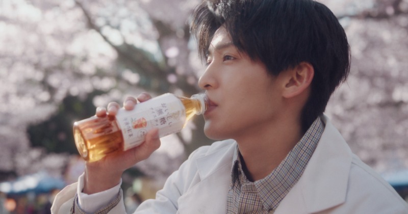 目黒蓮、大学キャンパスで“先輩”の顔 アイスティーを持っておでかけ