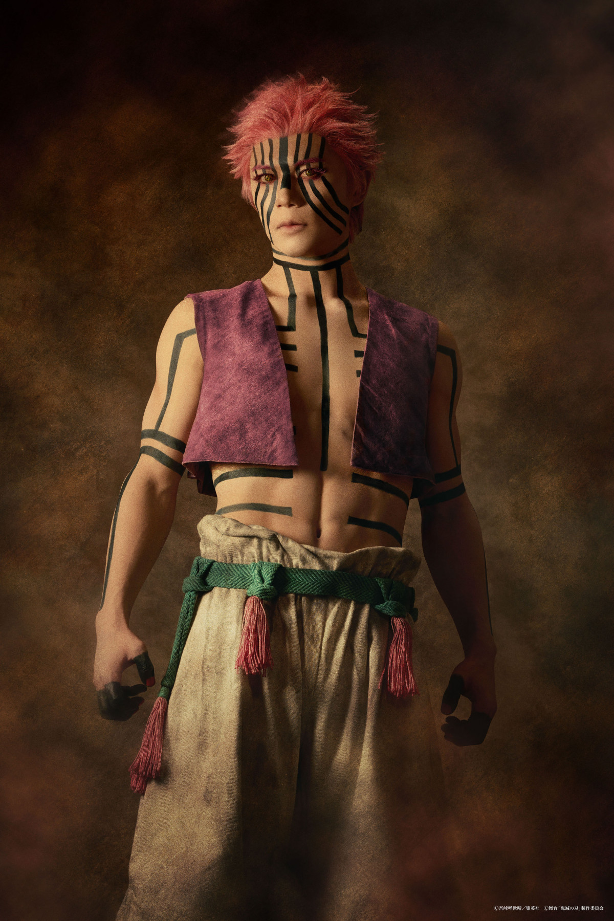 鬼滅の刃』猗窩座、腹筋バキバキで衝撃 “上弦の鬼”再現度に「彫刻の