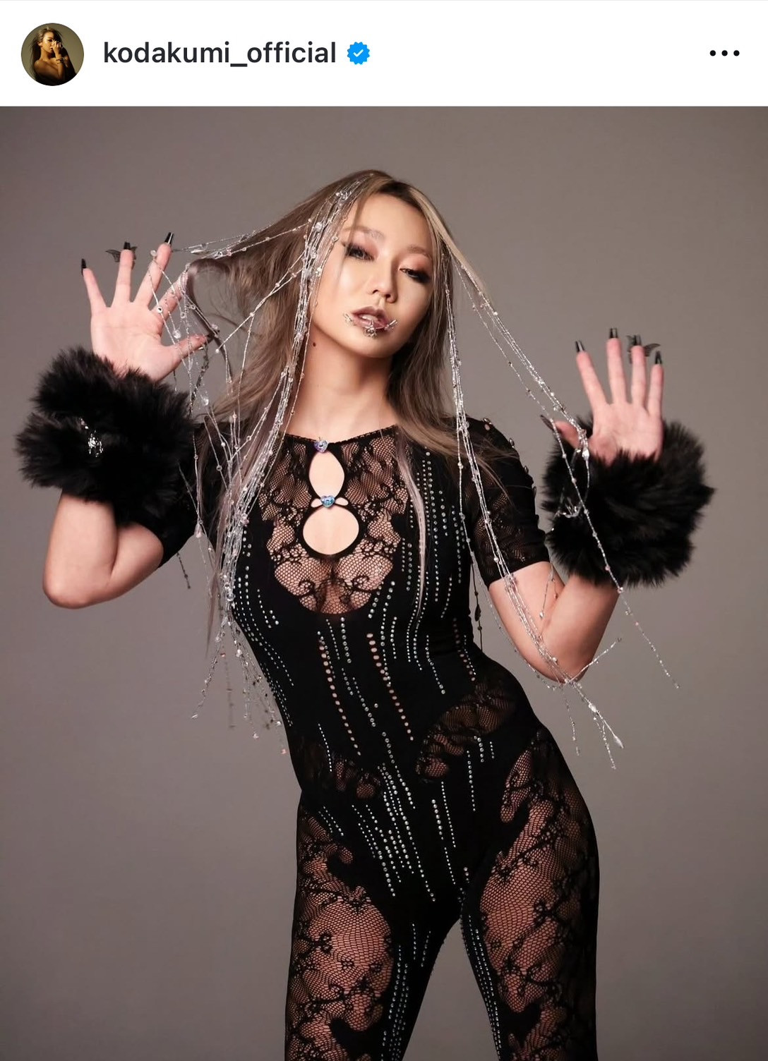 倖田來未、色気全開“スケスケ”衣装の大胆ショット「ビジュ優勝