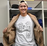 大谷翔平“衝撃デザイン”のTシャツ姿 デコピンとの始球式の