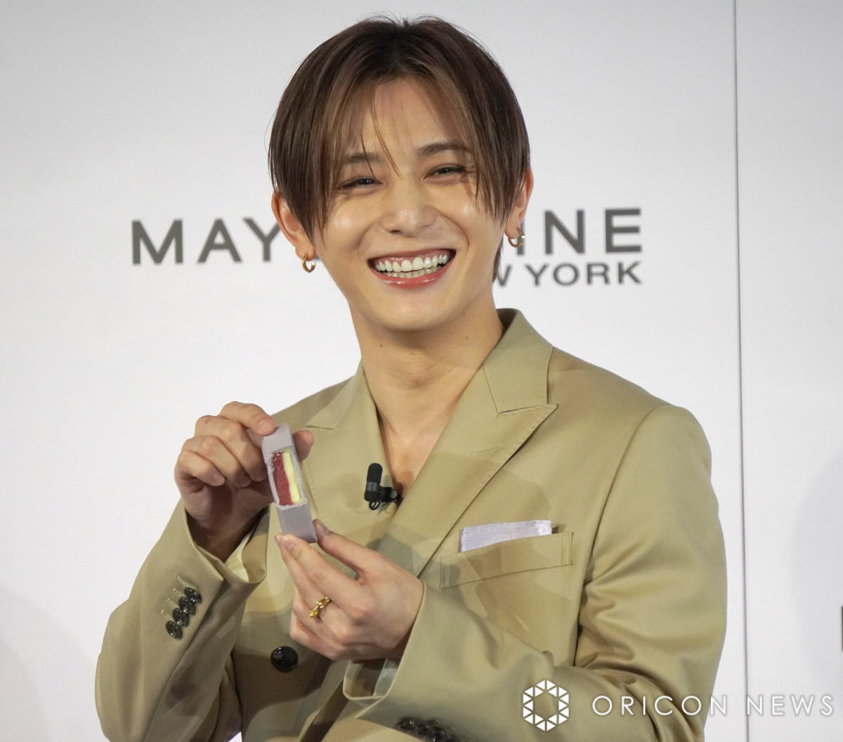 山田涼介、斬新なチョコレートに囲まれ甘い笑顔「これ食べれるんですか