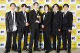 �yMTV VMAJ�zSixTONES�A���b�h�J�[�y�b�g�o��ɑ劽���u�����ْ����܂����v �t�@���̐����ɏΊ� 