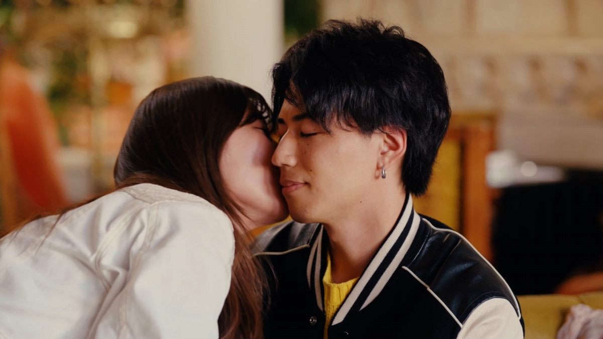 元AKB48が人気YouTuberに不意打ちキス「目つぶって」 ABEMAアナは“鼻