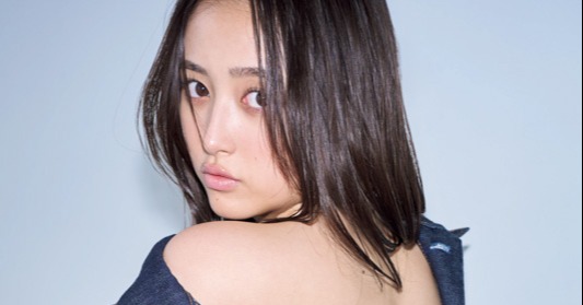 乃木坂46井上和、素肌にデニム姿のショット解禁 美しい背中＆ウエスト