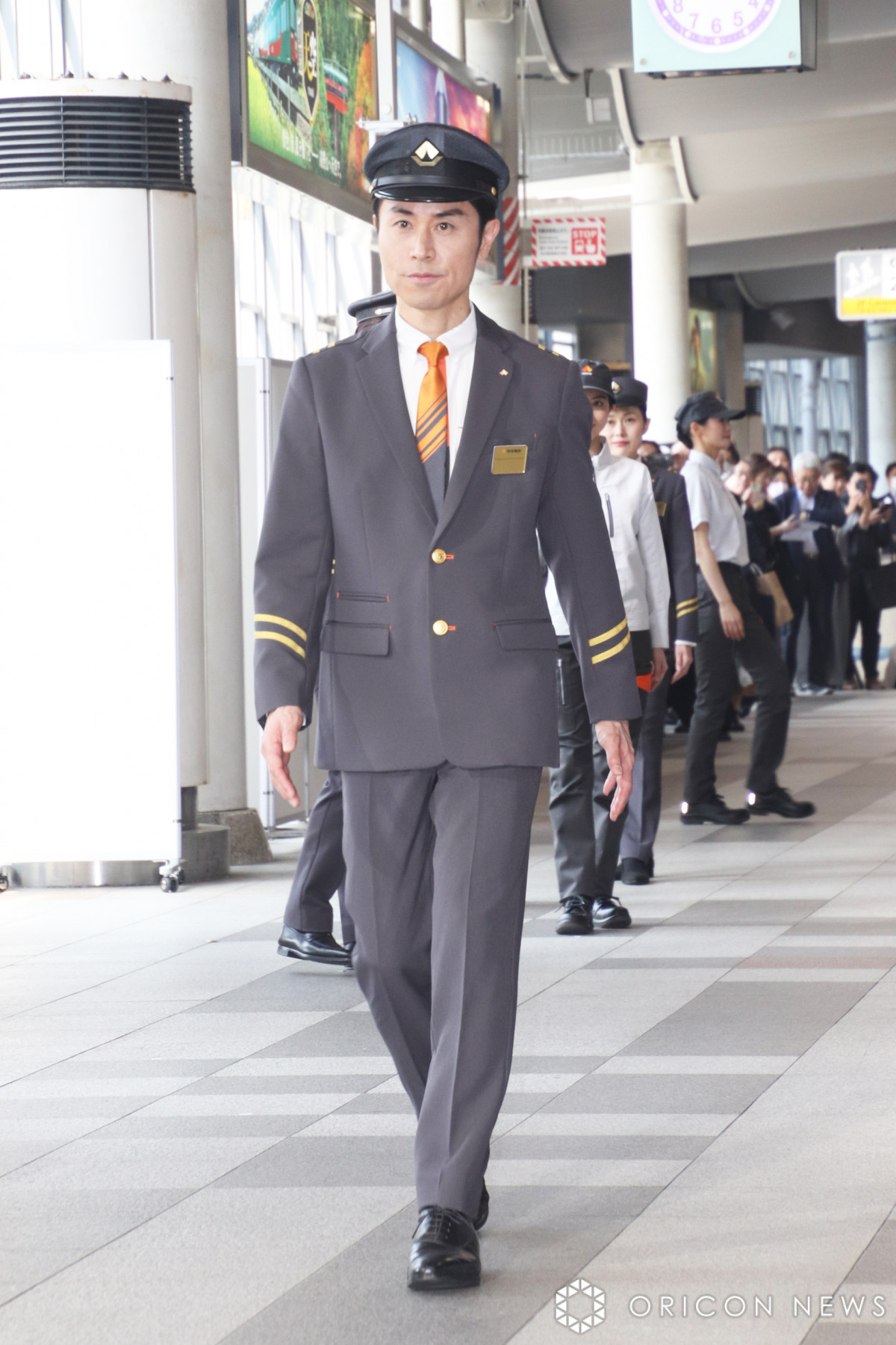 画像・写真 | 鈴木砂羽、大阪・南海難波駅の1日駅長就任 コシノ