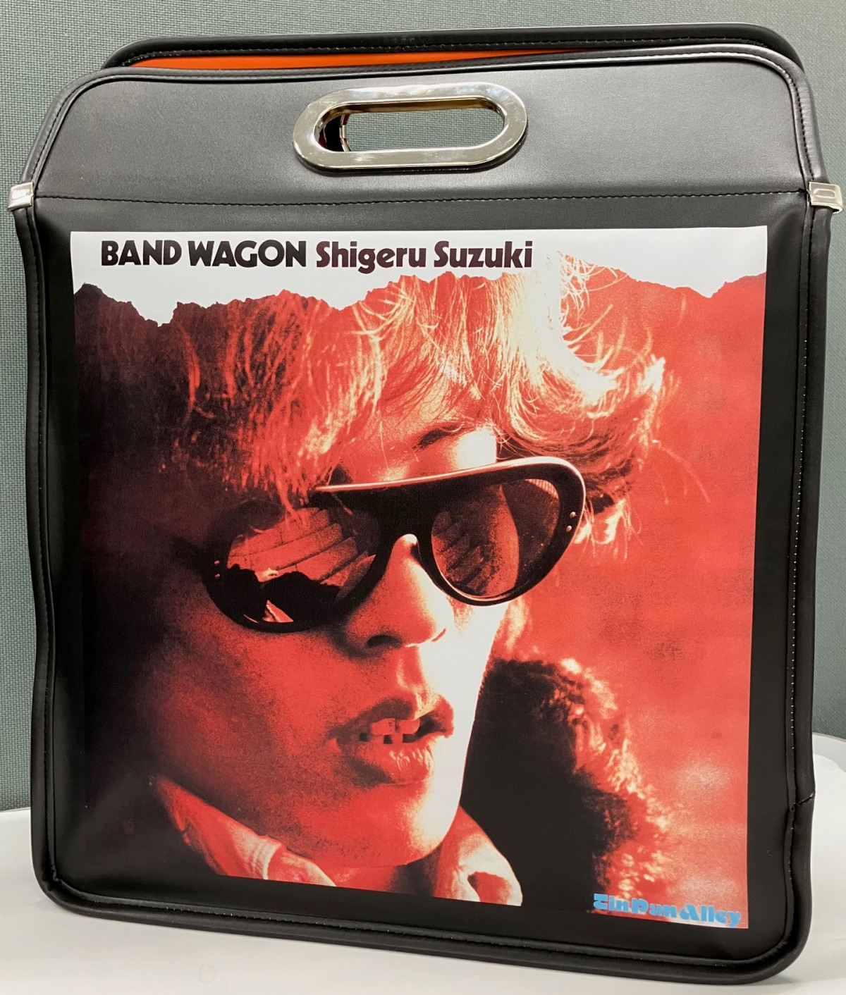 なんでも鑑定団よりも驚き！ 直筆サイン入りレコードバッグも 鈴木茂『BAND WAGON』50周年 邦楽