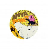 �I���W�i���f�U�C���̊ʃo�b�W�@�A�[�j���iC�j�����B�Ɓ^�W�p�ЁESPY�~FAMILY����ψ���@�摜�񋟁F���j�o�[�T���E�X�^�W�I�E�W���p�� 