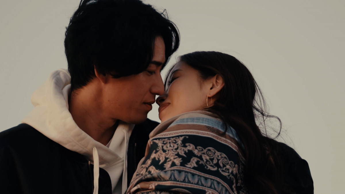 元AKB48がおねだりキス「口がいい」 3組の男女が“キス連発