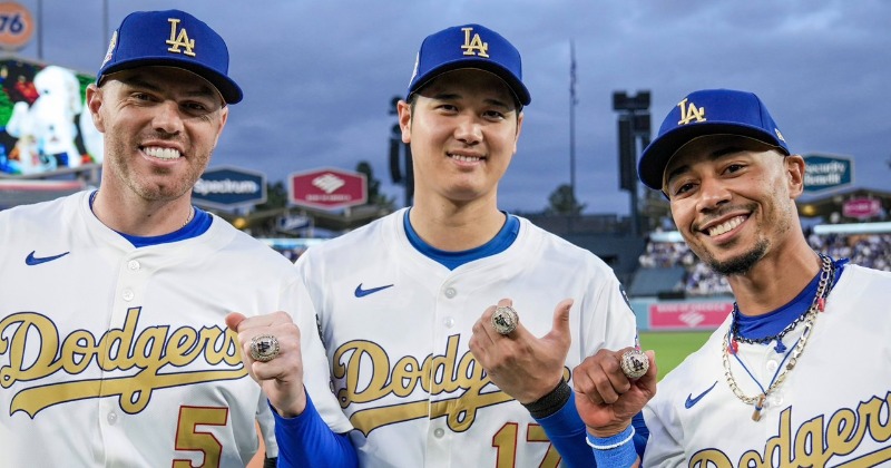 ドジャース チャンピオンリング　MVPトリオ　ベッツ　大谷翔平　フリーマン　指輪 ドジャースが本拠地でチャンピオンリング授与式 大谷が左手の
