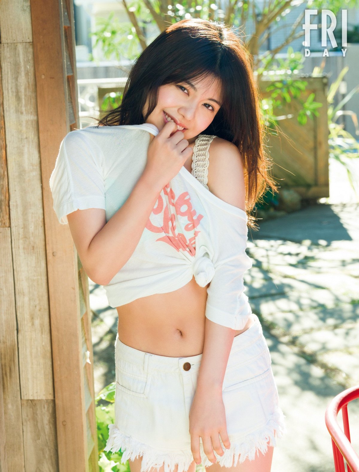 週刊誌 ミスヤンマガ”松田実桜、鮮烈な『FRIDAY』デビュー 爽やかターコイズ