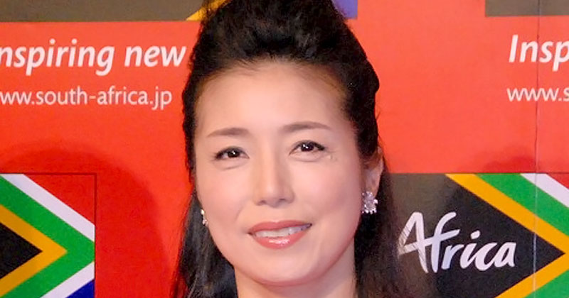 高橋ひとみ、日本に65台しかない超レア“愛車”アバルトと美麗な2ショット公開「カッコイイです」