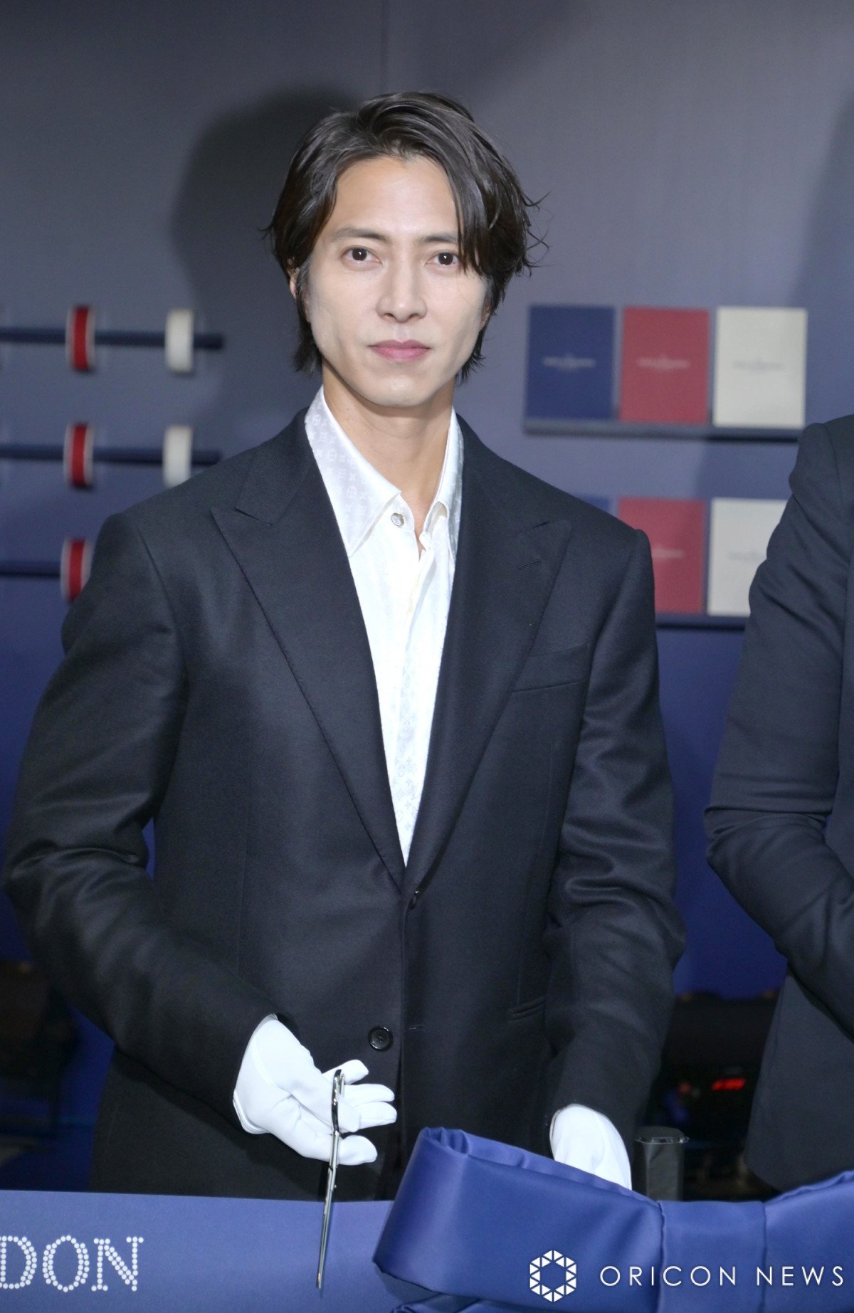 山下智久、40歳の誕生日を祝福され笑顔「0.1％ずつでも成長を」 華麗な