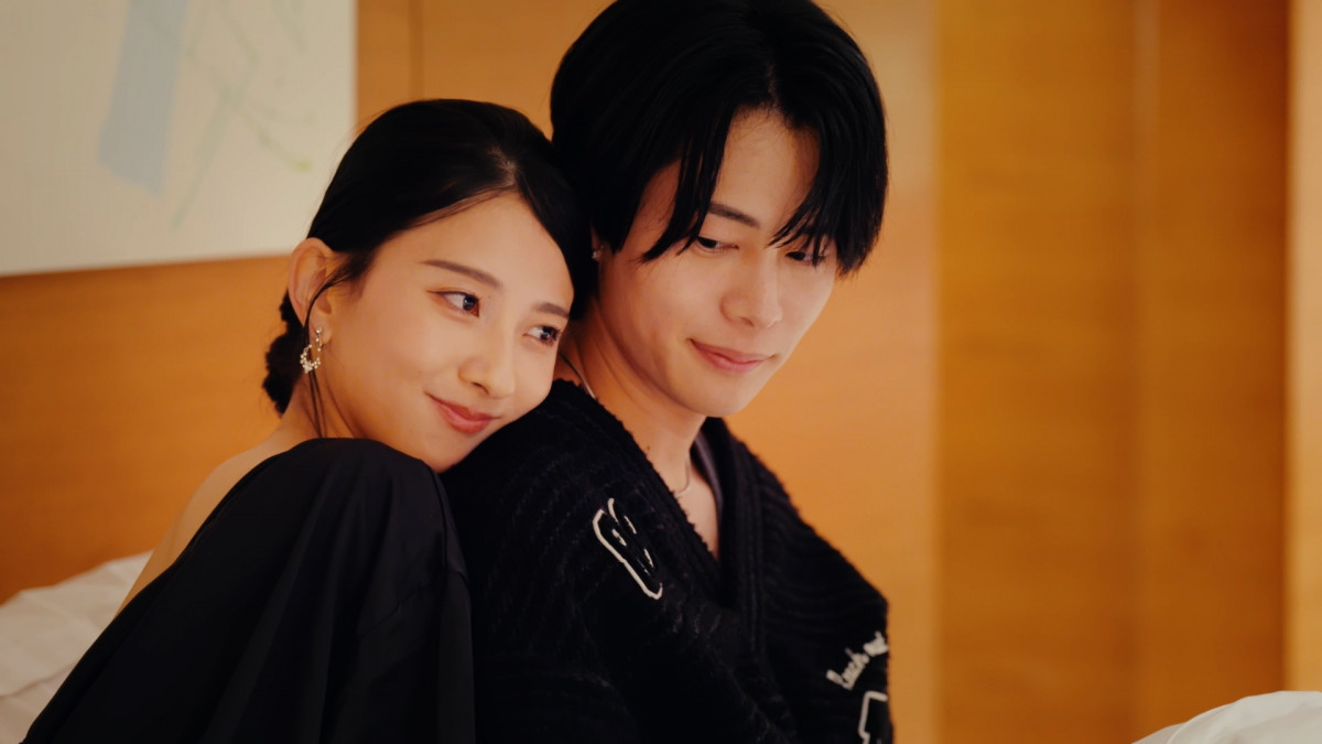 元AKB48がバスタブで激しくキス「もう一回」 ABEMAアナは別の