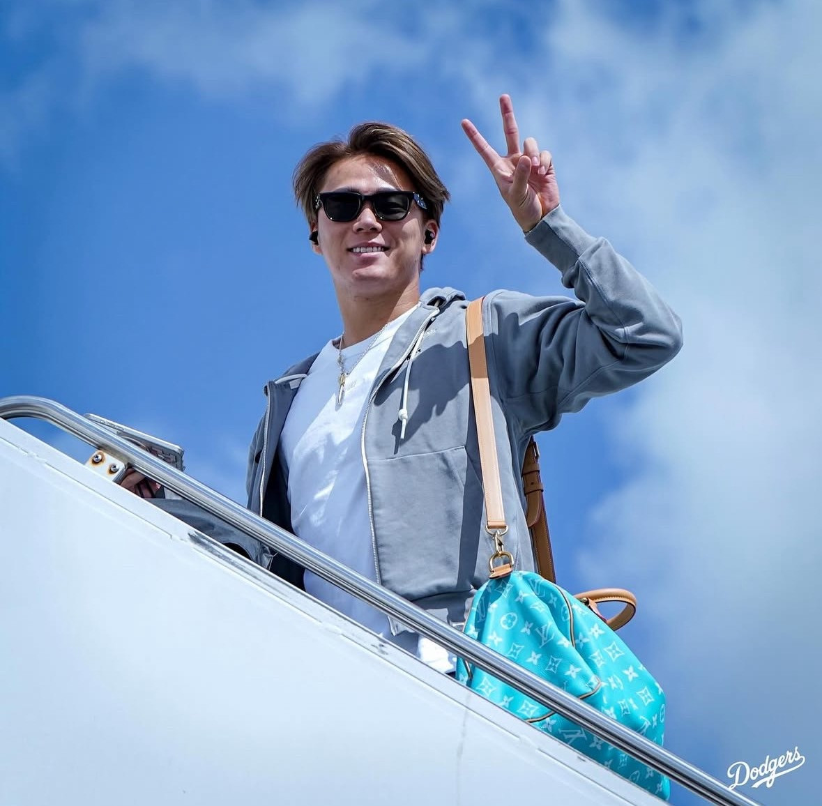 山本由伸、肩に掛けた“高級バッグ”にファン注目「春カラーの
