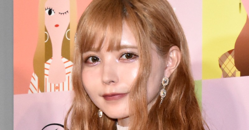 39歳・益若つばさ、ざっくり肩出しドレスで大胆肌見せ 妖艶な雰囲気に「色気がエグい」「ますます大人の魅力にあふれてます」