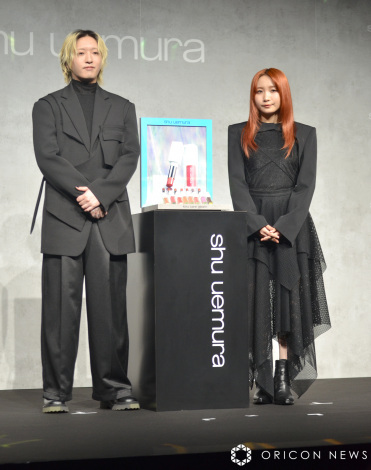 �w�V���E �E�G���� �u�����h�A���o�T�_�[���\��x�ɏo�Ȃ���YOASOBI�i������jAyase�Aikura�iC�jORICON NewS inc. 