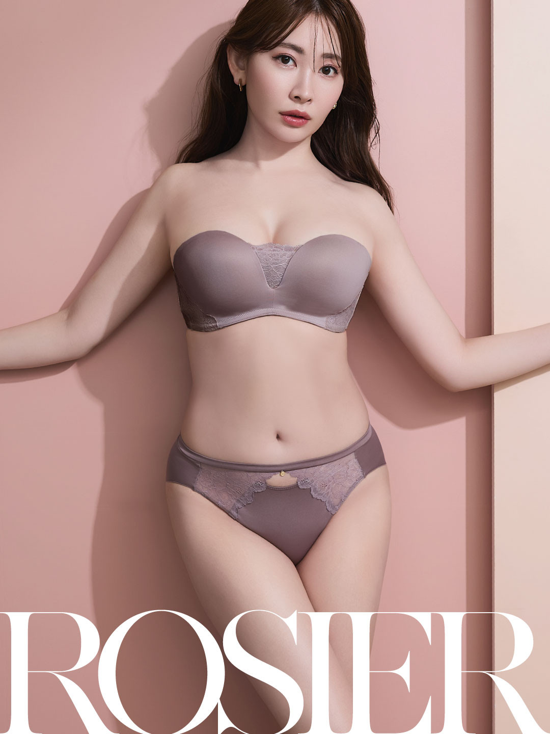 小嶋陽菜、ふんわり美ボディでストラップレスランジェリー着こなす