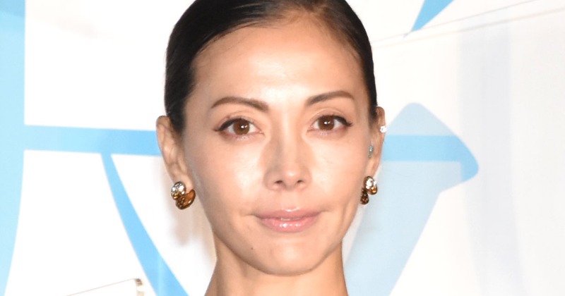 土屋アンナ、6歳次女と“顔出し”2ショット 密着で“キス”「かわいい写真」