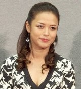 55歳・横山めぐみ、ビーチで衝撃の“無修正”姿「色気が溢れてて素敵すぎます」「髪の毛乱れてるセクシー」 