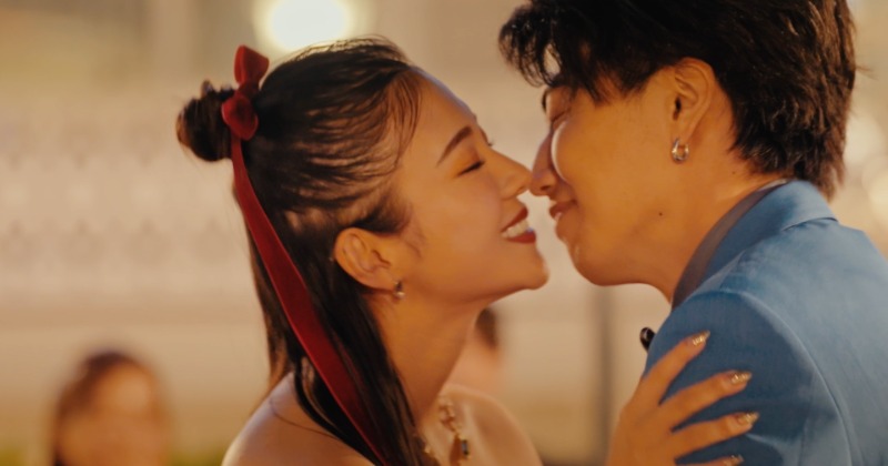 人気YouTuberがSサイズモデル美女に告白&公開キス 元AKB48は“交際前提”デートの約束