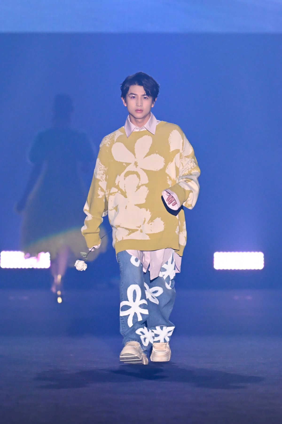 画像・写真 | 超特急・柏木悠、地元で“凱旋ランウェイ” 花にキスする