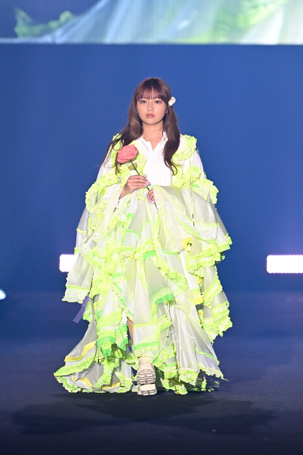 麻生希 辻ちゃん長女・希空、“異例”ランウェイ連続出演 アンニュイ→天使級スマイルのギャップで魅了 | ORICON NEWS