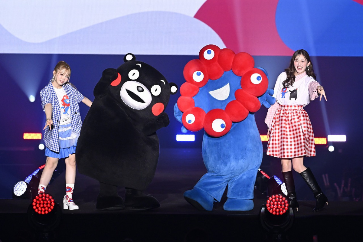 ゆうちゃみ・ゆいちゃみ姉妹、万博ミニスカで魅了 ミャクミャク＆くま