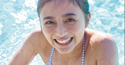 乃木坂46井上和、弾ける笑顔のストライプ柄ビキニショット 写真集から