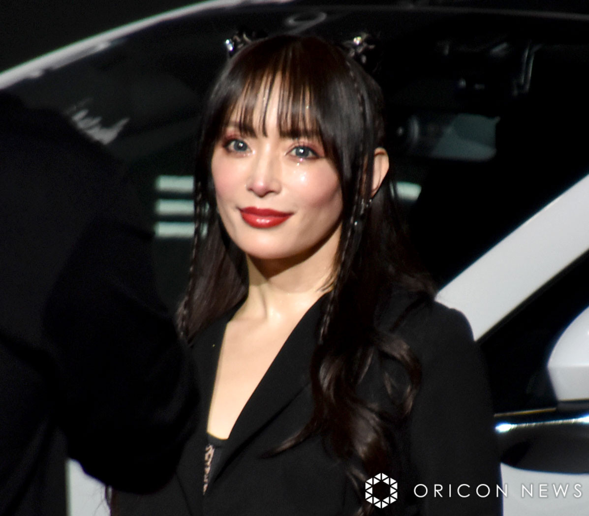 浜崎あゆみ、胸元ざっくり衣装にお団子ヘア 『微博』イベントで
