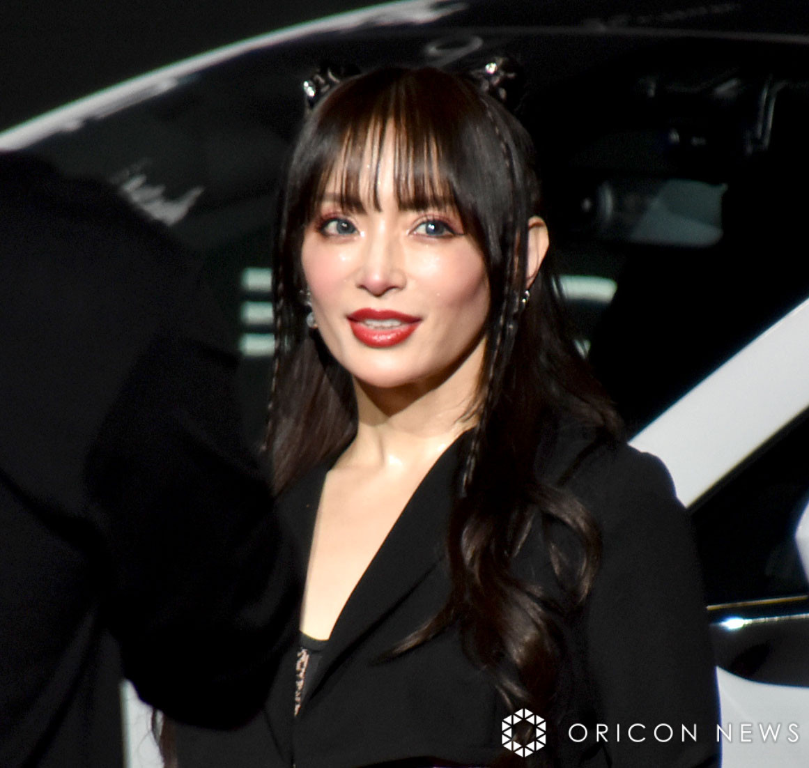 浜崎あゆみ、胸元ざっくり衣装にお団子ヘア 『微博』イベントで