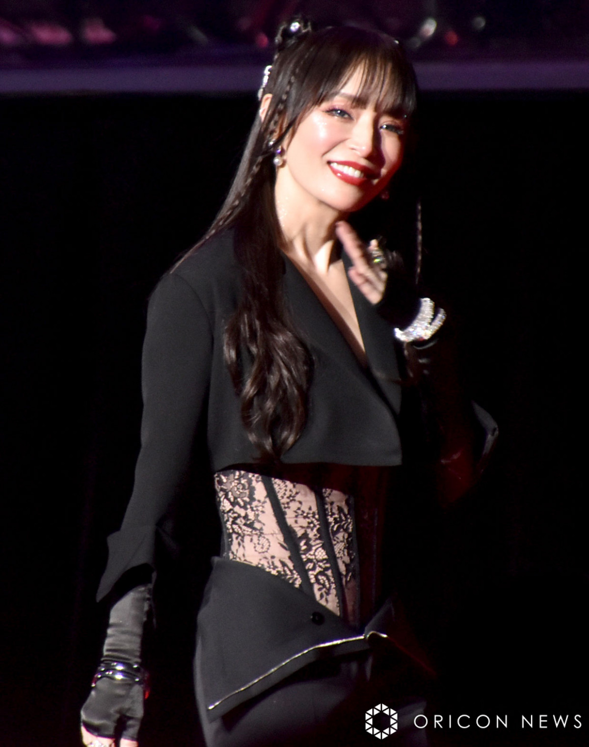 画像・写真 | 浜崎あゆみ、胸元ざっくり衣装にお団子ヘア 『微博