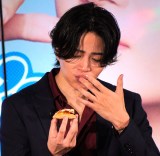 �h�~�m�E�s�U�w���[���h�h�~�m ���B�ҁx�V���i���\��ɓo�ꂵ���e�r���� �iC�jORICON NewS inc. 