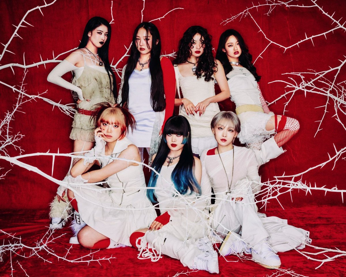 「ROSE」でメジャーデビューしたHANA（前列左から）MAHINA、NAOKO、JISOO（後列左から）MOMOKA、CHIKA、KOHARU、YURI 