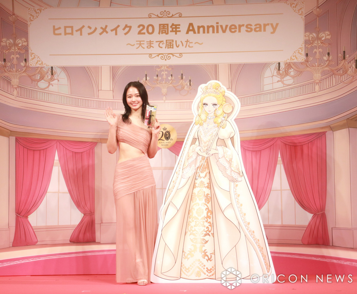 山本舞香、くびれあらわ“きわどめ”ドレスで登場 宇宙の入り口に到達