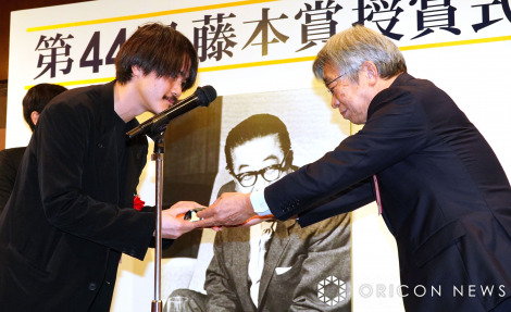 �w��44�񓡖{�^���܁x���܎��̖͗l �iC�jORICON NewS inc. 