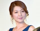 飯島直子、“夫”と腕組み2ショット「なんだかんだで仲良し夫婦」「ヒロユキさんも変わらないですねぇ～」 誕生日記念の撮影オフショに反響 